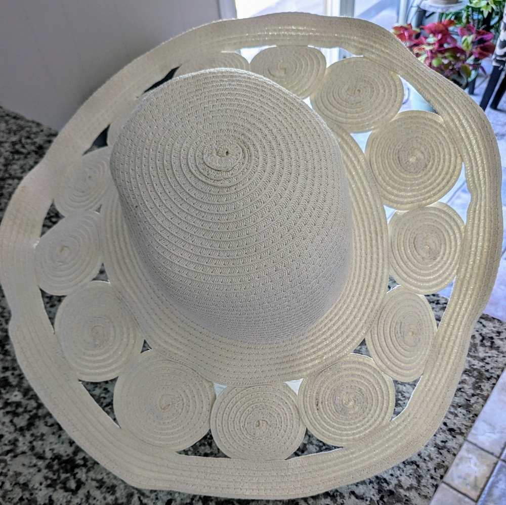 Emporio Enzo Cut Out Circle Design Sun Hat